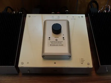 Sparkler Audio model S513i "pastoral" ― Control Amplifier with Remote and model S514i "rhapsody" ― Dual Monaural Power Amplifier (* 2) - [2x25W], top detail at Toma Audio